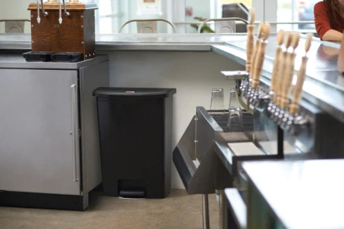 Rubbermaid Slim Jim Step-On Container 68 Liter Zwart